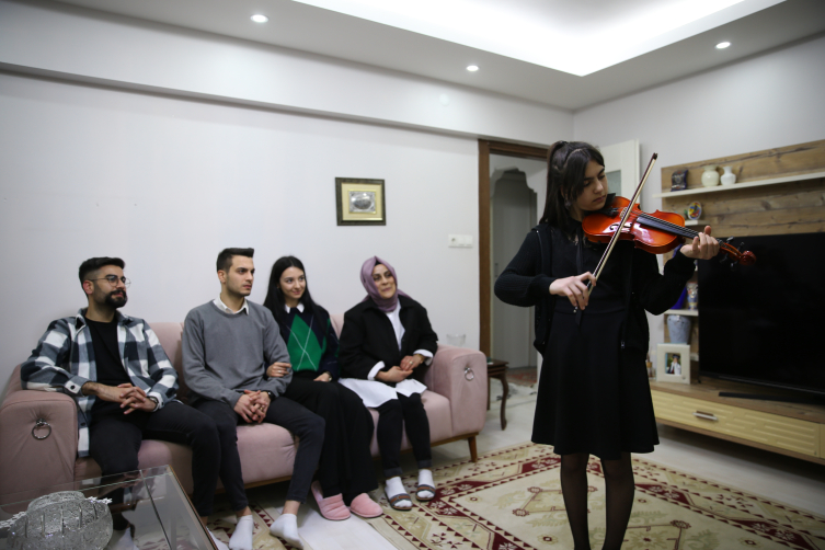 Denizlili küçük kemancı hayalini gerçekleştirdi