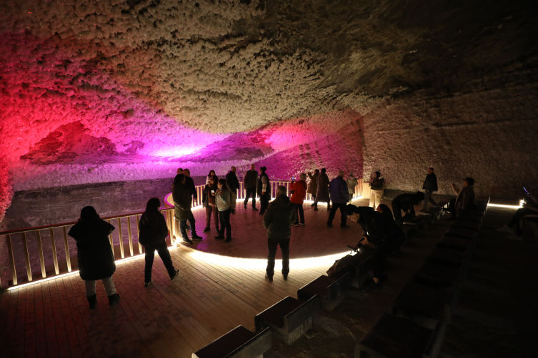 Yer altındaki tuz mağaraları, kışın da turistlerin ziyaret rotasında oluyor