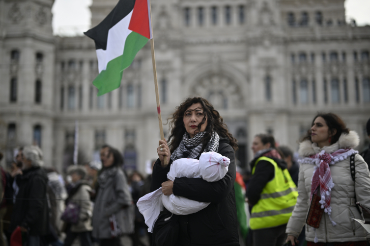 İspanya'da yüz binlerce kişi İsrail'e silah ticaretinin durdurulması için yürüdü