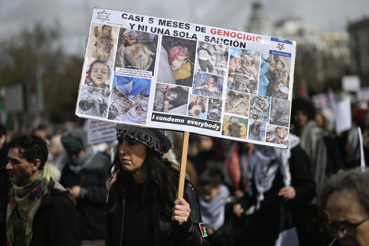 İspanya'da yüz binlerce kişi İsrail'e silah ticaretinin durdurulması için yürüdü