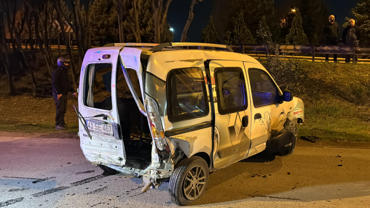 Kocaeli'de zincirleme trafik kazasında biri ağır 3 kişi yaralandı