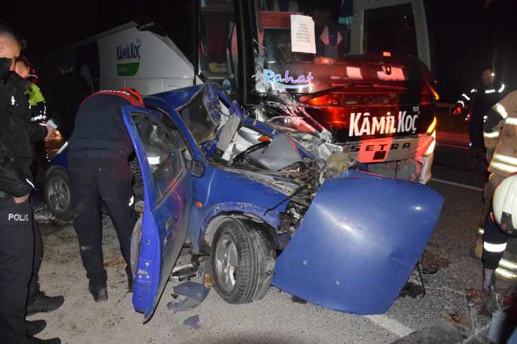İzmir'de yolcu otobüsü ile otomobil çarpıştı: 4 yaralı - Son Dakika  Haberleri