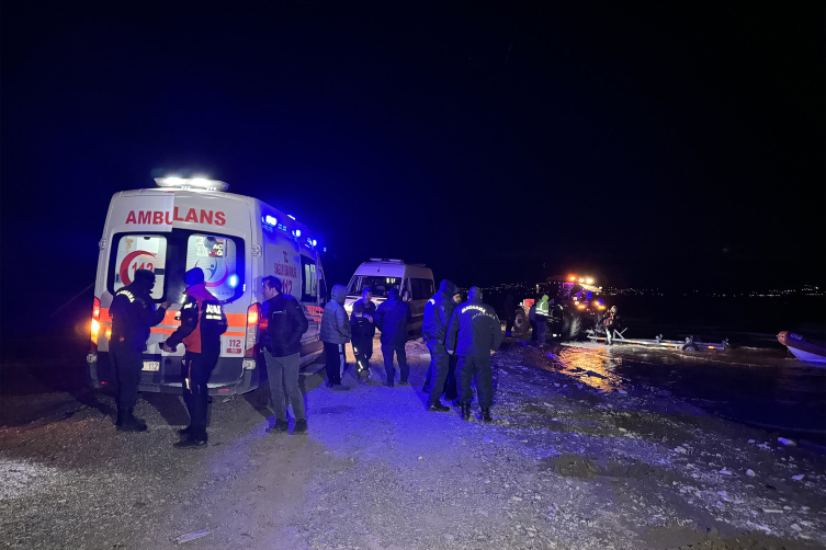 Elazığ'da baraj gölünde sürüklenen teknedeki 2 balıkçı kurtarıldı