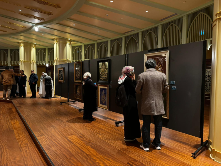 "Kur'ani Damlalar" hat sergisi Taksim Camisi Kültür Sanat Merkezi'nde açıldı