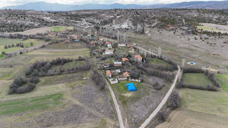 Terk edilmiş köyde tek başına yaşıyor