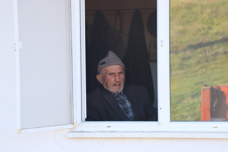 Terk edilmiş köyde tek başına yaşıyor