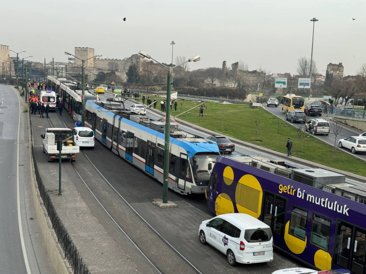 İstanbul'da tramvayın altında kalan kişi hayatını kaybetti