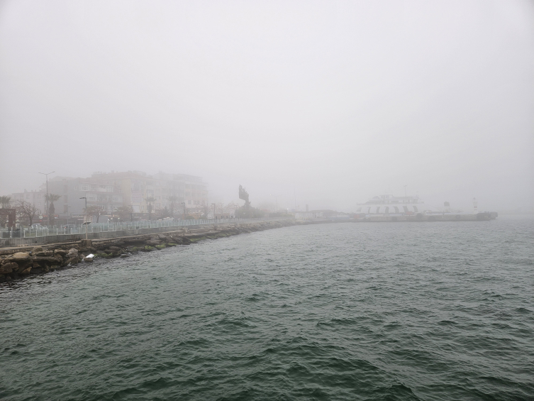 Çanakkale Boğazı'nda gemi trafiğine sis engeli