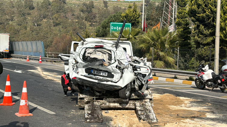 Otomobil iki tırın arasında kaldı, sürücü hayatını kaybetti