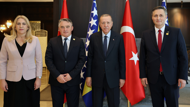 Cumhurbaşkanı Erdoğan (sağ 2), 3. Antalya Diplomasi Forumu (ADF) kapsamında, Bosna Hersek Devlet Başkanlığı Konseyi üyeleri Zeljko Komsic (sol 2), Denis Becirovic (sağda) ve Zeljka Cvijanovic (solda) ile görüştü.