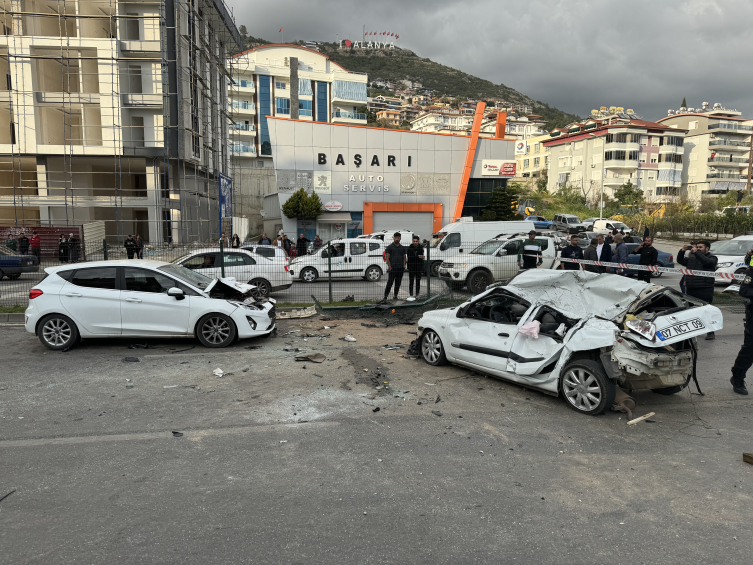 Antalya'da 3 aracın karıştığı kazada 2 kişi hayatını kaybetti