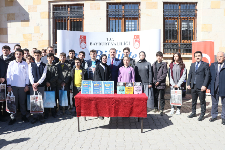 Bayburt'ta öğrencilere kaynak kitap dağıtıldı