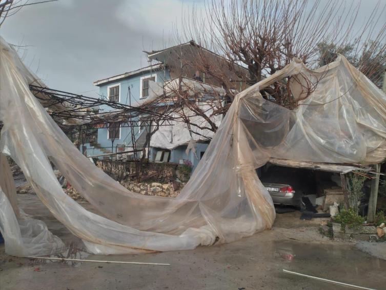 Antalya'da sağanak ve fırtına etkili oluyor