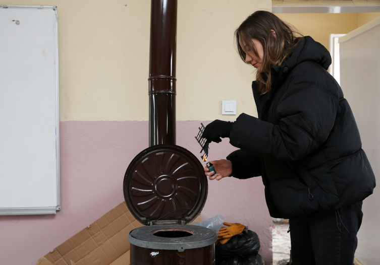 Fedakar öğretmen soba yakıyor, sınıfı temizliyor