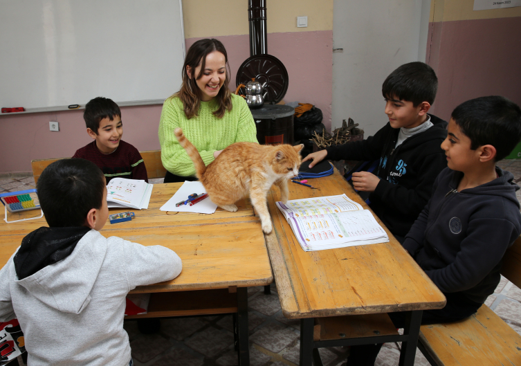 Fedakar öğretmen soba yakıyor, sınıfı temizliyor