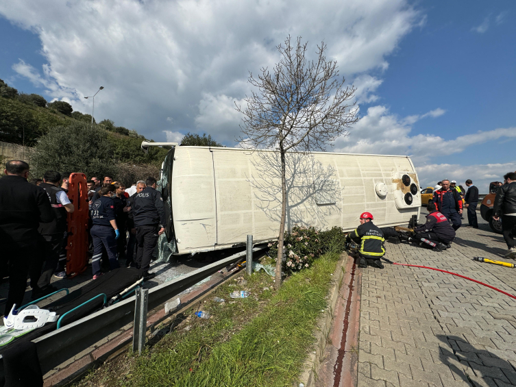 Aydın'da halk otobüsünün devrilmesi sonucu 28 kişi yaralandı