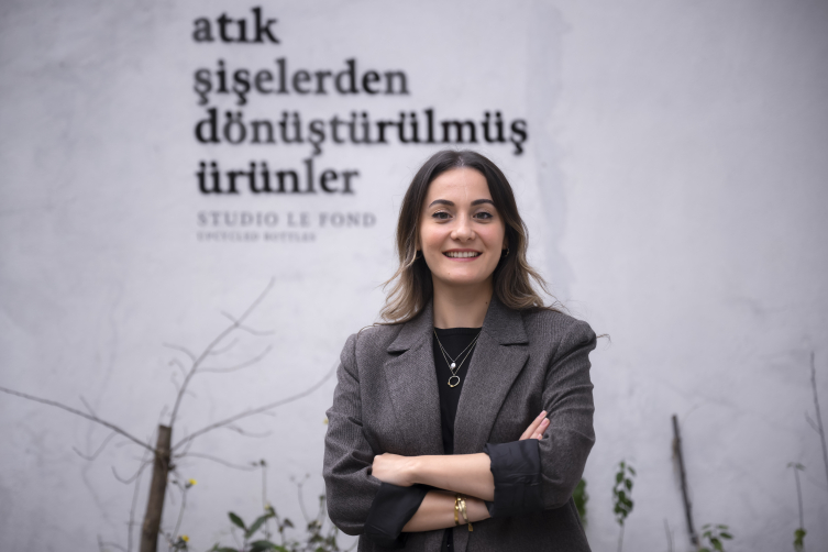 Atık şişelerden yaptığı objelerle kendi markasını kurdu