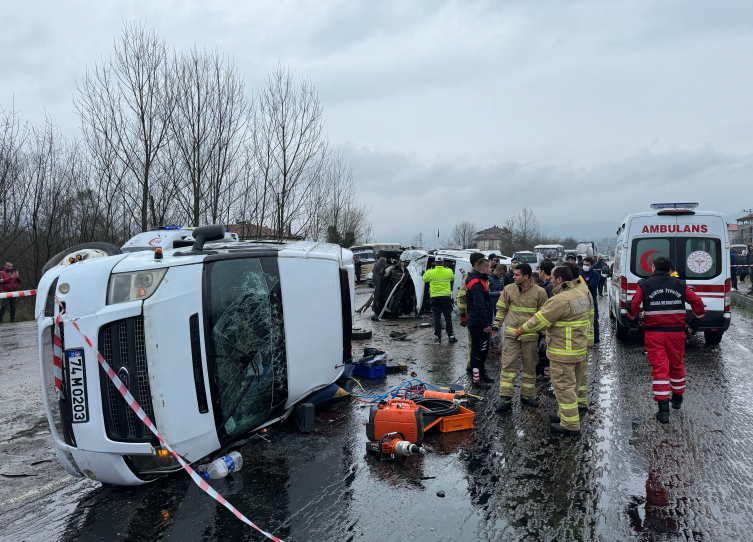 Bartın'da işçi servisleri çarpıştı: 1 ölü, 29 yaralı