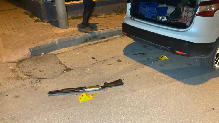 Komşusunun aracına kurşun yağdırdı