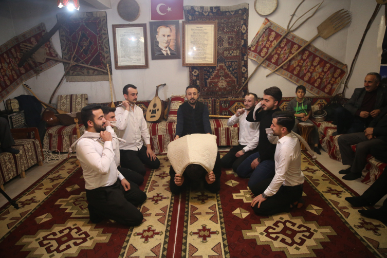 Köylerinde "muhabbet geceleri" ile geleneklerini yaşatıyorlar