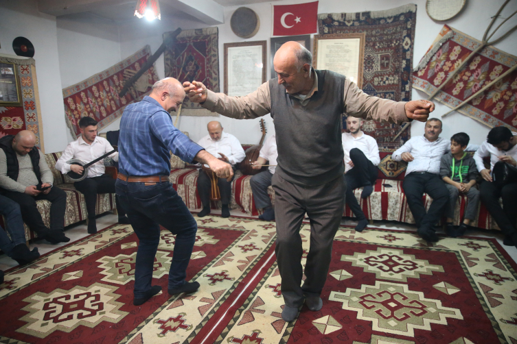 Köylerinde "muhabbet geceleri" ile geleneklerini yaşatıyorlar