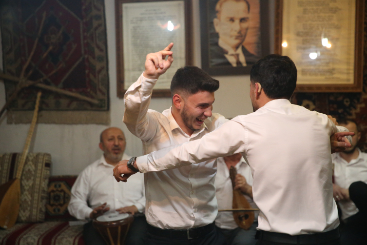 Köylerinde "muhabbet geceleri" ile geleneklerini yaşatıyorlar