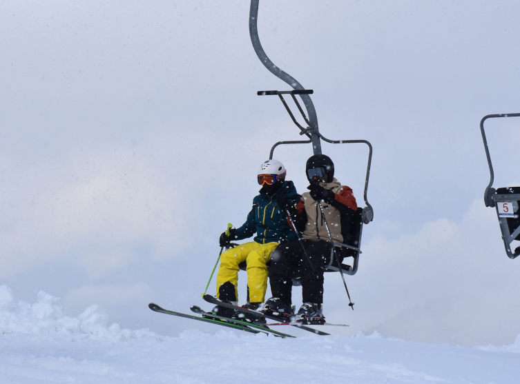 Kar kalınlığının 1 metreye ulaştığı Atabarı kayakseverleri ağırlıyor