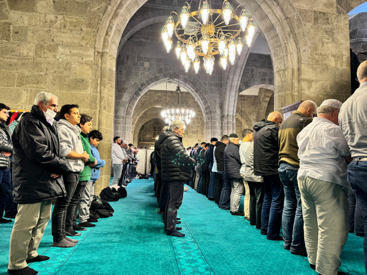 Erzurum, Ardahan ve Kars'ta ilk teravihte camiler doldu
