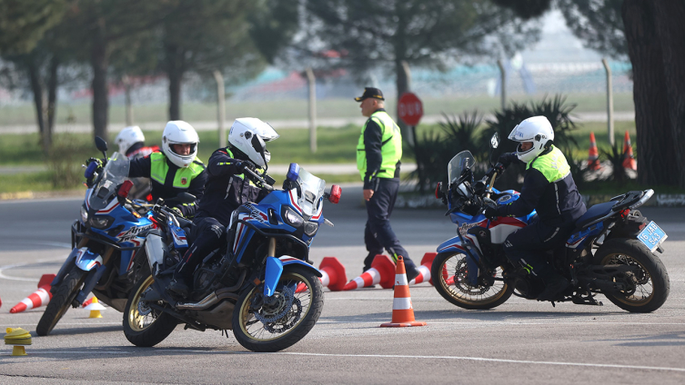 Motosikletli jandarma timleri zorlu eğitimlerden geçiyor