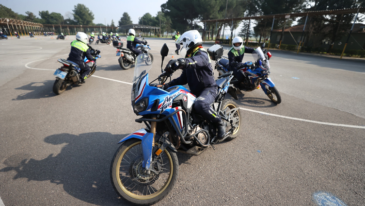 Motosikletli jandarma timleri zorlu eğitimlerden geçiyor