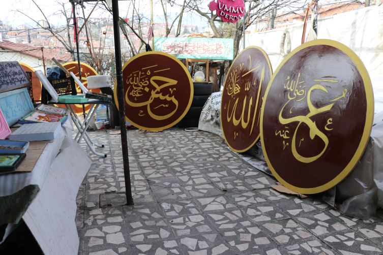 Camilerde gördüğü hat yazılarını 51 yıldır oyma yöntemiyle işliyor