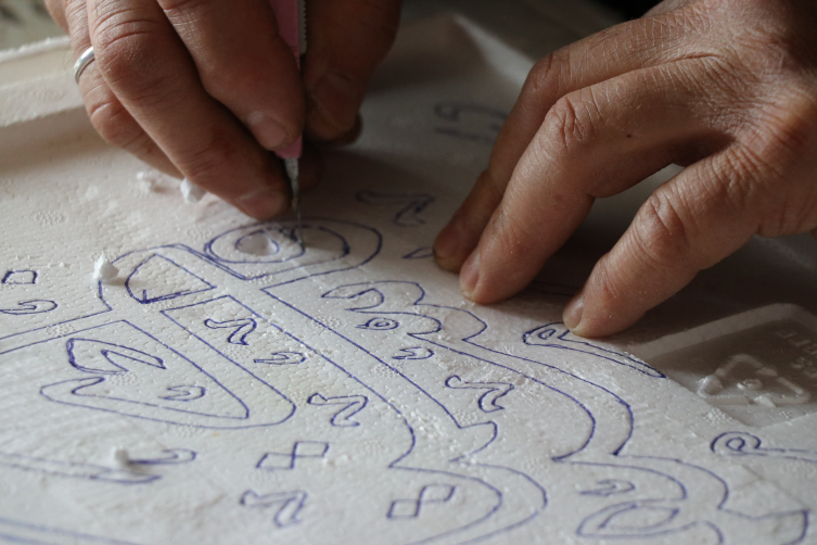 Camilerde gördüğü hat yazılarını 51 yıldır oyma yöntemiyle işliyor