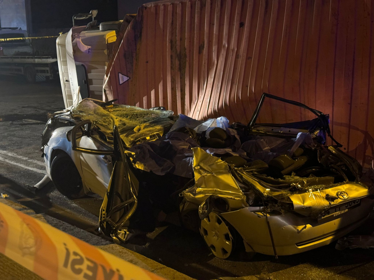 Üzerine tır devrilen otomobildeki 4 kişinin ölümüyle ilgili sürücüye dava açıldı