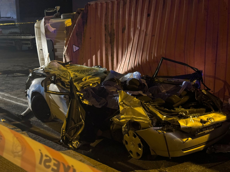 İstanbul'da tır otomobilin üzerine devrildi: 4 kişi hayatını kaybetti