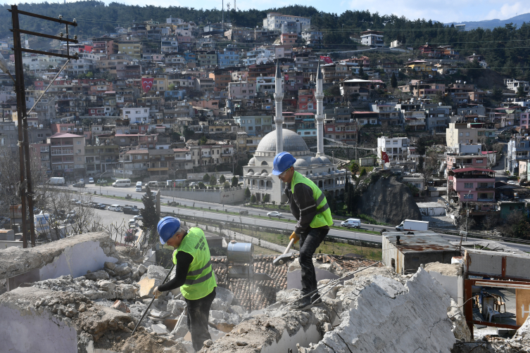 Hatay'da iş makinesinin ulaşamadığı hasarlı binaları özel ekip yıkıyor