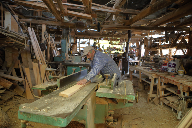 Emektar marangoz yaşadığı zorluklara rağmen 60 yıldır devam ediyor