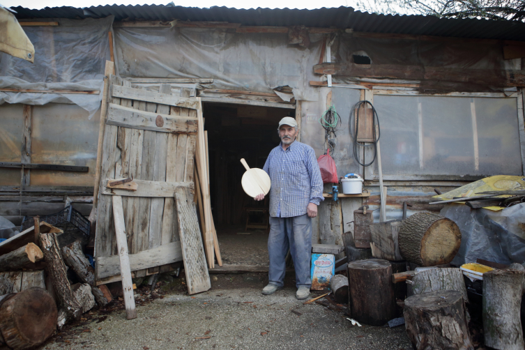 Emektar marangoz yaşadığı zorluklara rağmen 60 yıldır devam ediyor
