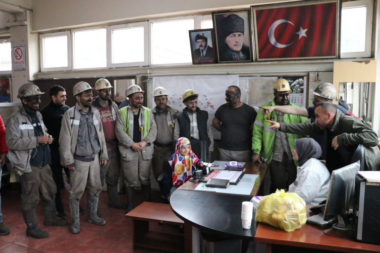 Depremzede genç kız kendisini enkazdan çıkaran madencilerle buluştu