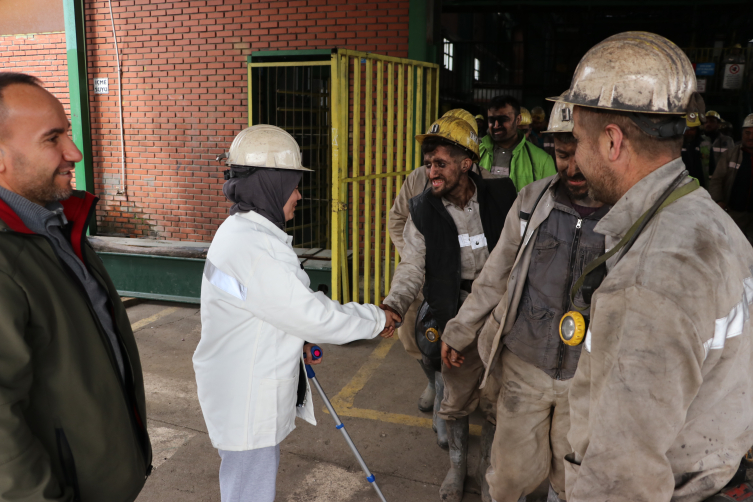 Depremzede genç kız kendisini enkazdan çıkaran madencilerle buluştu
