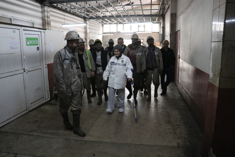 Depremzede genç kız kendisini enkazdan çıkaran madencilerle buluştu