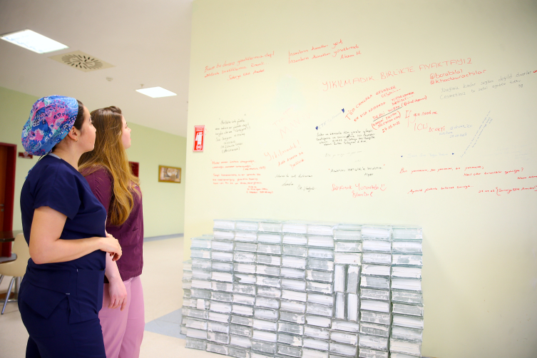 Depremde görevli sağlıkçıların yazıları hastane duvarlarında