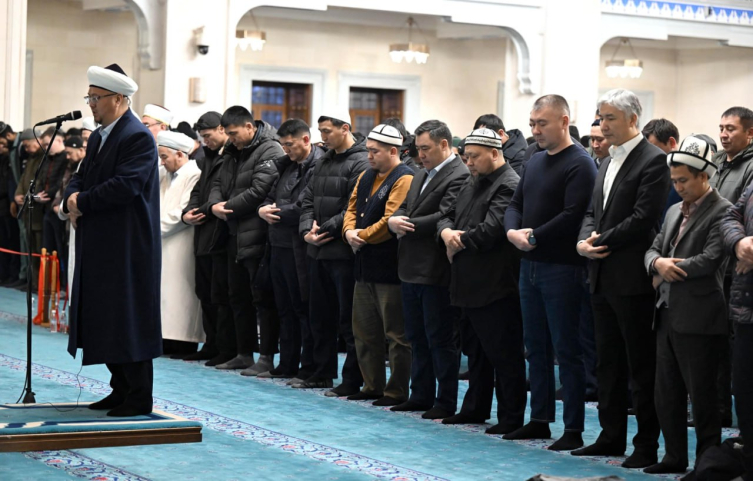 Kırgızistan Cumhurbaşkanı İmam Serahsi Camisi'nde iftar verdi
