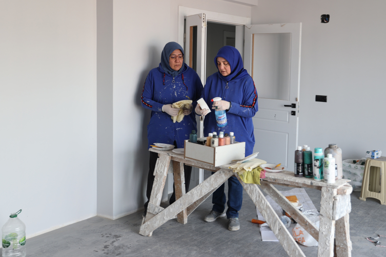 Tuvale dönüştürdüğü ev ve iş yerlerinin duvarlarını renklendiriyor