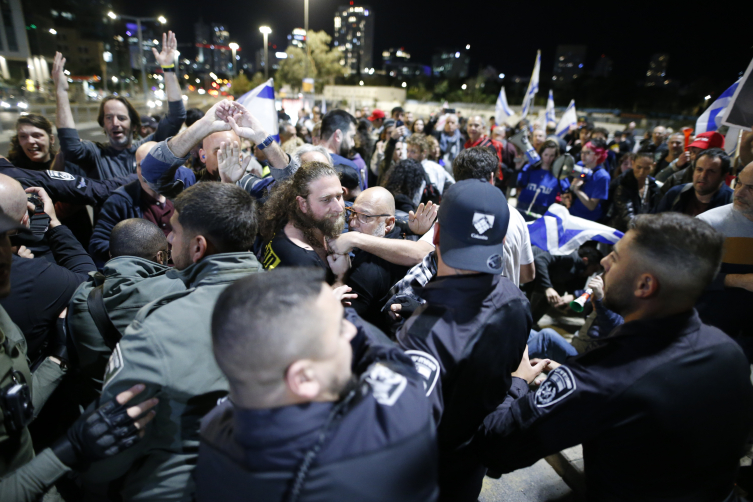 Tel Aviv'de binlerce kişi Netanyahu'ya istifa çağrısı yaptı