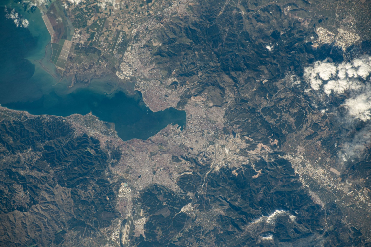 Gezeravcı uzaydan çektiği İzmir fotoğraflarını paylaştı