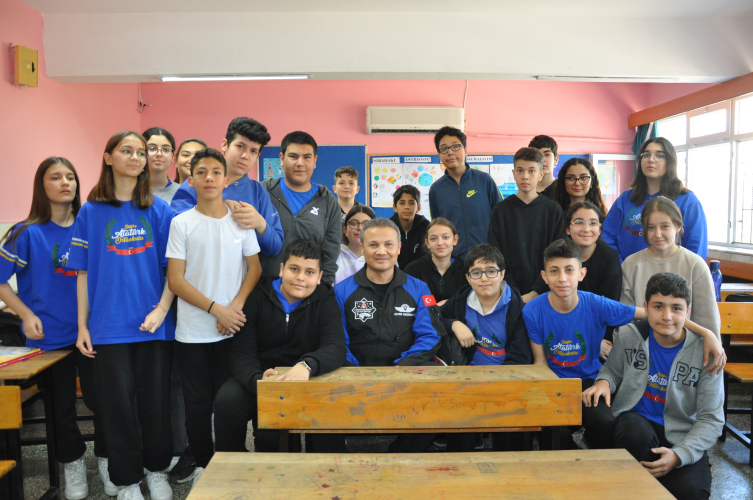 Gezeravcı mezun olduğu okulda öğrencilerle buluştu