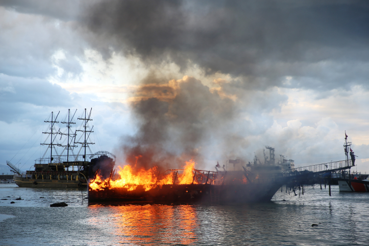 Antalya'da iki tur teknesi yandı