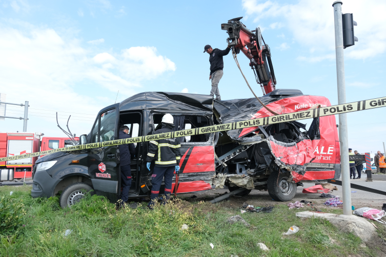 Tekirdağ'da tır ile minibüs çarpıştı: 5 ölü, 10 yaralı