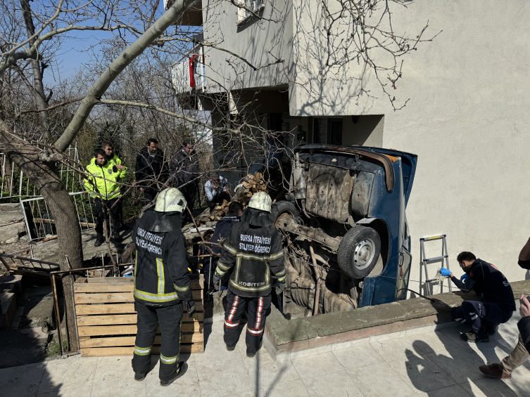 Bursa'da bir otomobil iki bina arasına sıkıştı