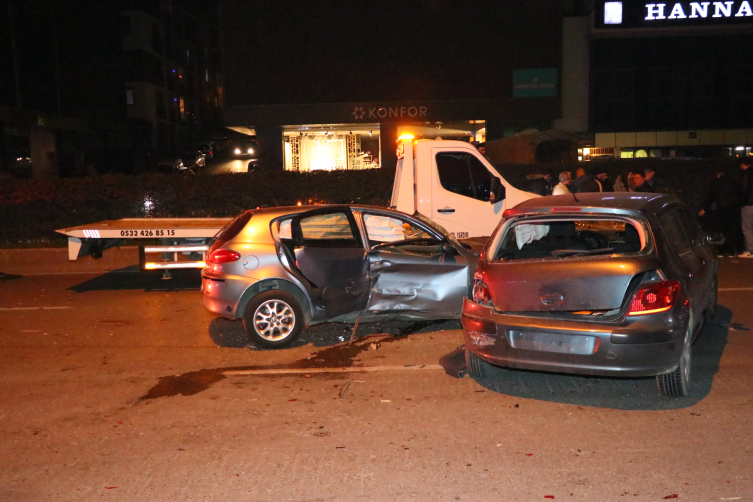 İzmir'de zincirleme trafik kazası: 2 ölü, 7 yaralı